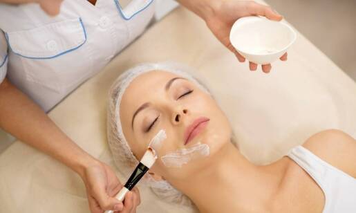 Peelingi chemiczne a inne metody pielęgnacji skóry – co wybrać?