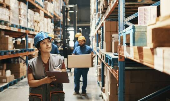 Jak logistyka kontraktowa wpływa na procesy kompletacji zamówień?