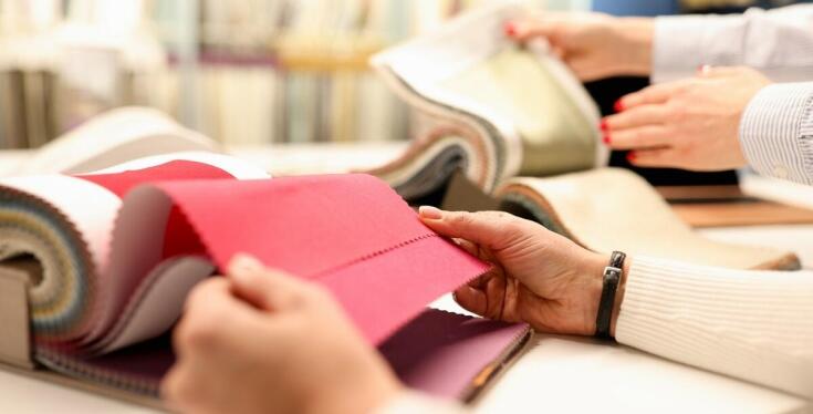 Jak unikać błędów przy wyborze mebli i materiałów dzięki profesjonalnym usługom projektowym?