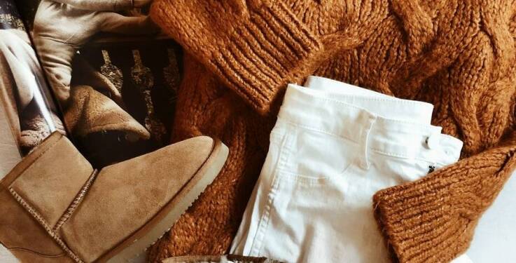 Jakie bluzki najlepiej komponują się ze spodniami jeansowymi z naszywkami?