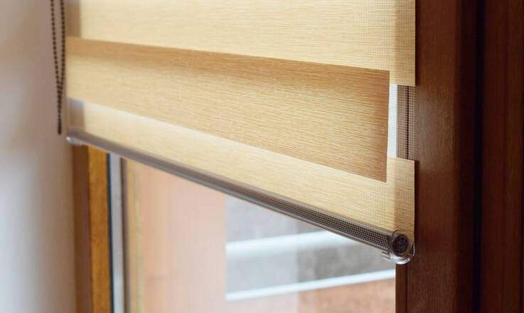 Jakie są różnice między ręczną a automatyczną regulacją krańcówek w roletach?