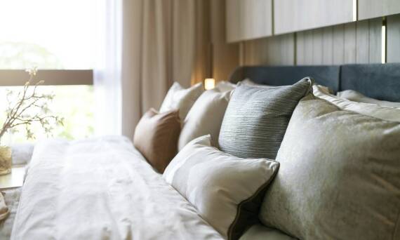 Wyposażenie pokoi: jak telewizor LCD wpływa na relaks po dniu pełnym atrakcji?