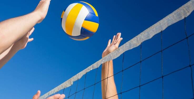 Kemping nad morzem z boiskami sportowymi: gdzie aktywnie spędzić czas?