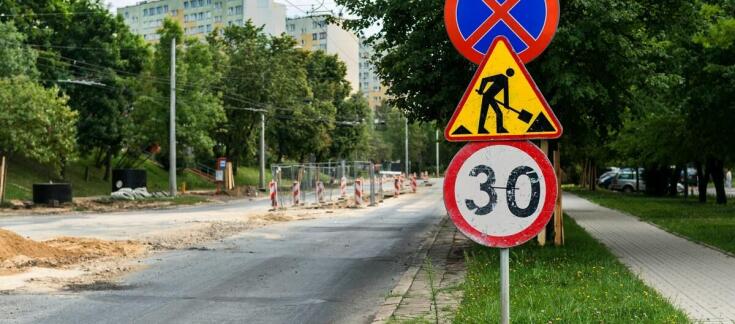 Jak znaki drogowe ostrzegawcze wpływają na bezpieczeństwo kierowców?