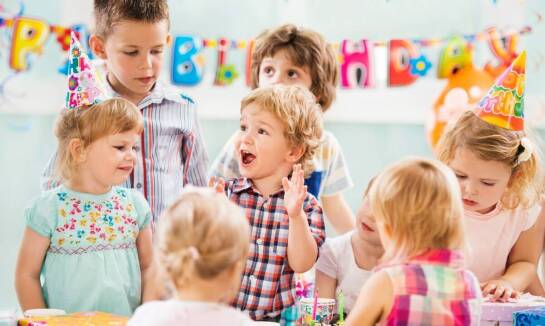 Rola iluzjonisty podczas wydarzeń rodzinnych – jak tworzyć magiczne chwile?