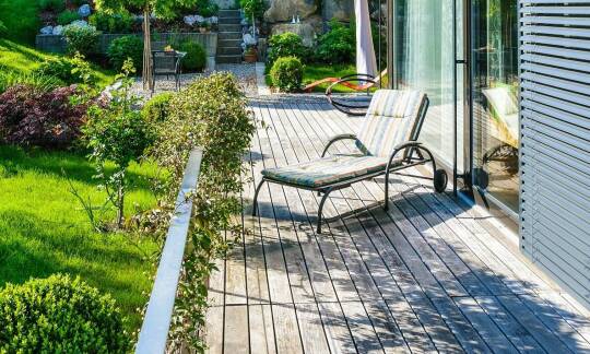 Praktyczne porady dotyczące stosowania lepiku smoły na drewnianych tarasach