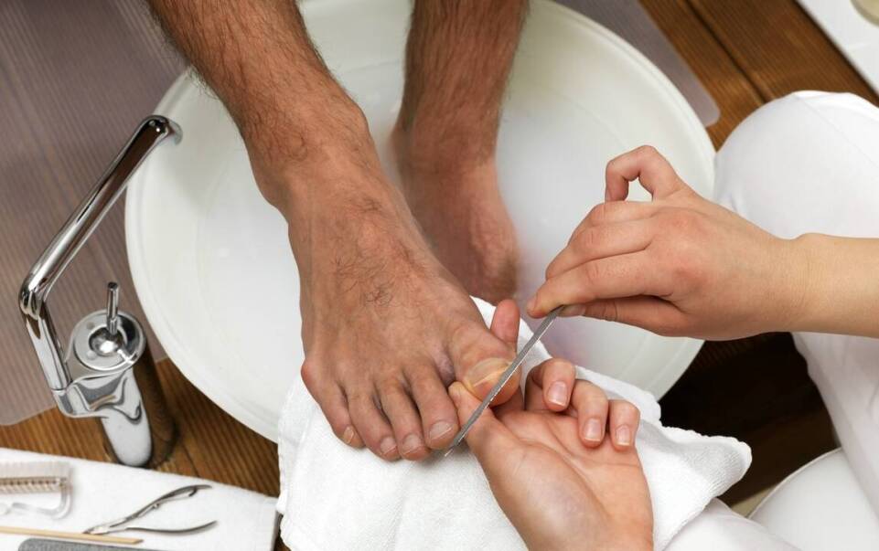 Jak dobierać kształt paznokci u stóp w naszym salonie?