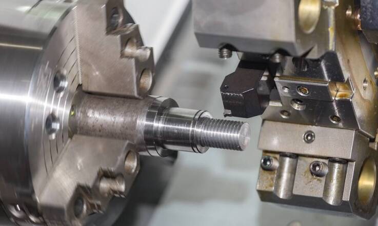 Jakie wyzwania stawia przed współczesnym przemysłem obróbka CNC?