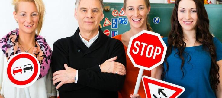 Zajęcia teoretyczne na prawo jazdy a rozwijanie umiejętności przewidywania sytuacji na drodze