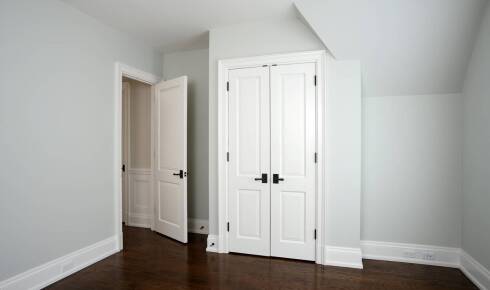 Różnorodność wzorów drzwi białych pokojowych – co jest modne teraz?