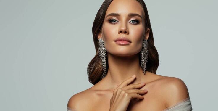 Symbolika skrzydeł w biżuterii – co oznaczają kolczyki skrzydła z cyrkoniami?