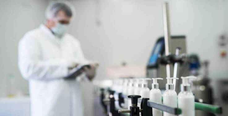 Fartuchy laboratoryjne a ochrona przed substancjami chemicznymi – kluczowe aspekty