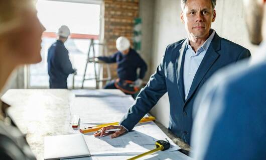 Wybór betonu posadzkowego a wymagania techniczne projektów budowlanych