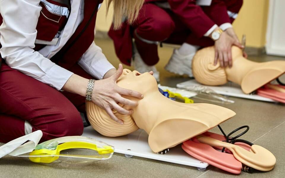 Jakie korzyści niesie ze sobą ukończenie kursów w medycznej szkole policealnej?