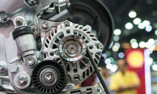 Jakie czynniki powodują, że alternator rozładowuje akumulator?