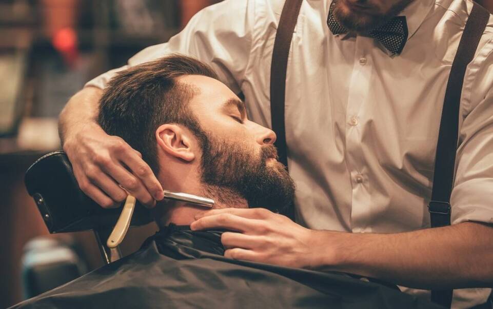 Męska pielęgnacja twarzy – jak profesjonalne golenie wpływa na skórę?