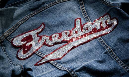 Naszywki z własnym wzorem i ich znaczenie w budowaniu tożsamości marki