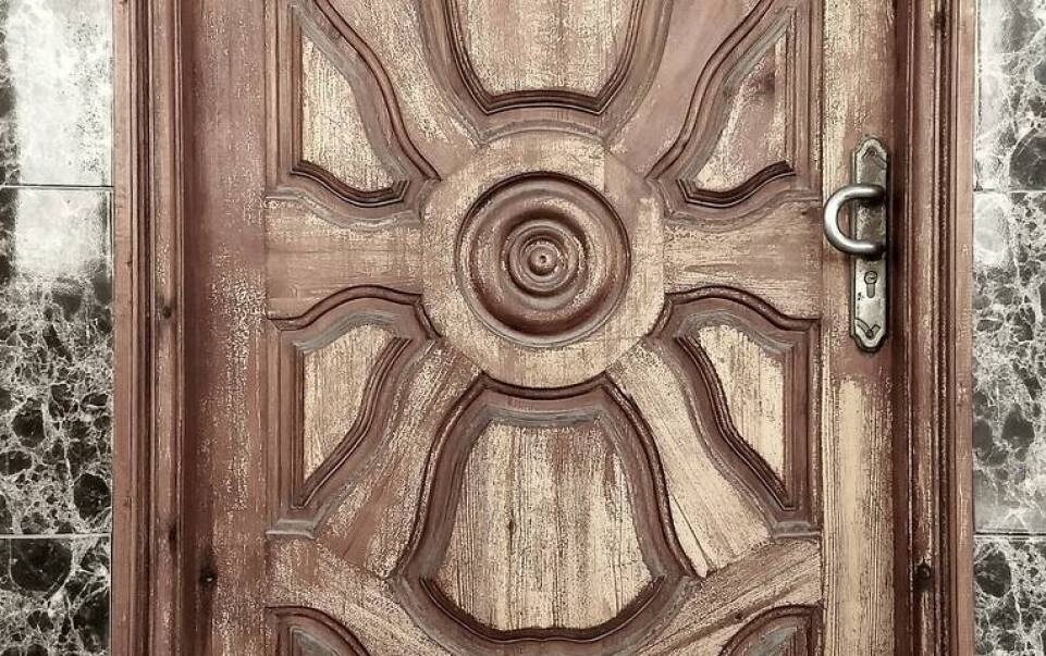 Jak sp czermno integruje regionalne wzory folkowe w drzwiach z przeszkleniami?