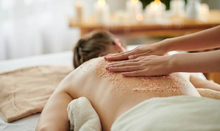 Masaż z peelingiem – idealny sposób na przygotowanie skóry do opalania