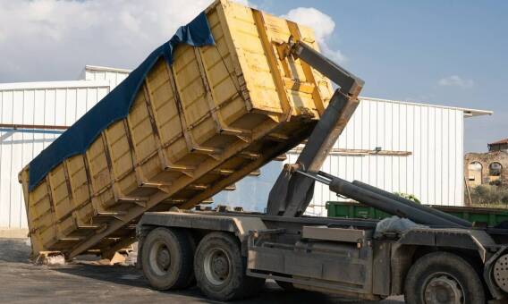 Jakie są korzyści z wyboru skupu oferującego odbiór złomu stalowego z posesji?