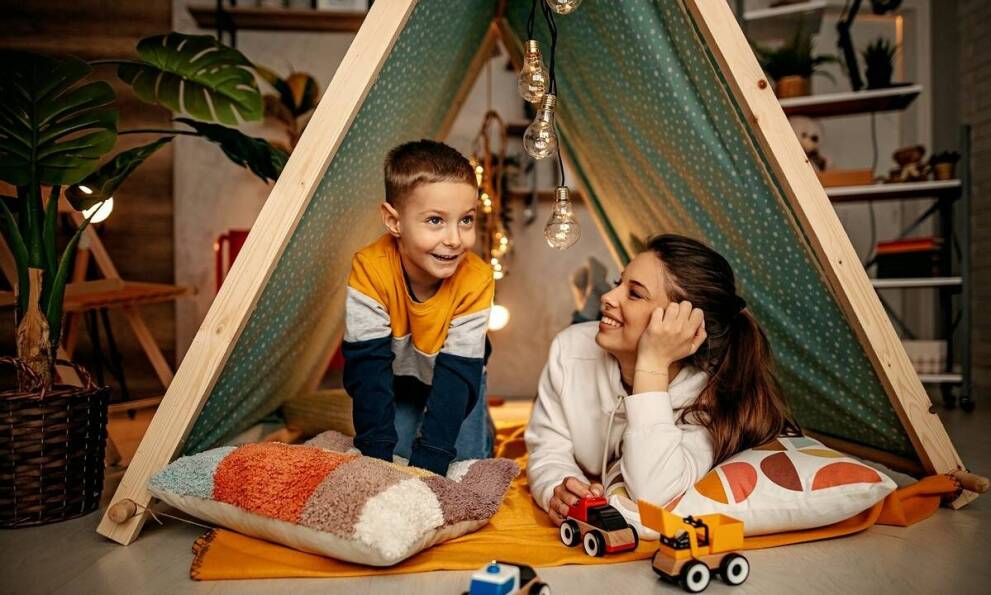 Jak wybrać podłogę do kampera dostosowaną do podróży z dziećmi i zwierzętami?