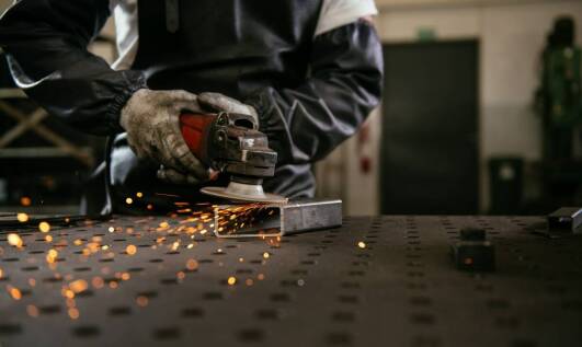 Jak szlifowanie precyzyjne wpływa na jakość i trwałość komponentów przemysłowych