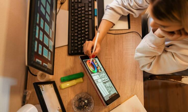 Kluczowe techniki stosowane przez agencję reklamową w Warszawie przy tworzeniu materiałów drukowanych