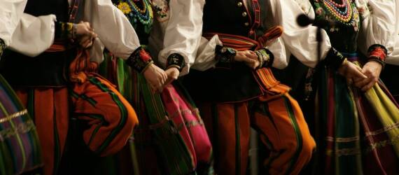 W jaki sposób spektakle teatralne wpływają na rozwój kultury w Kartuzach?