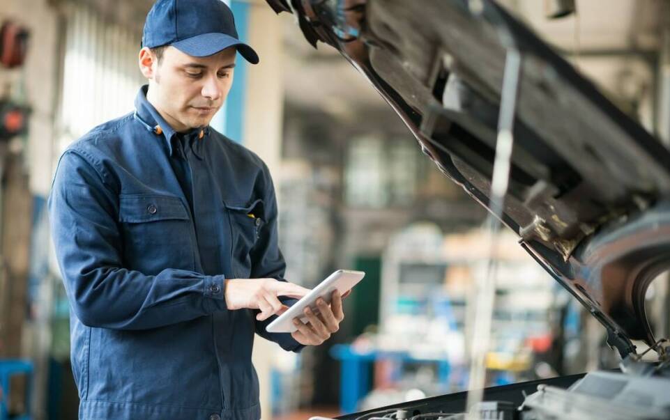 Jak rzeczoznawca samochodowy pomaga w ocenie stanu technicznego floty pojazdów?