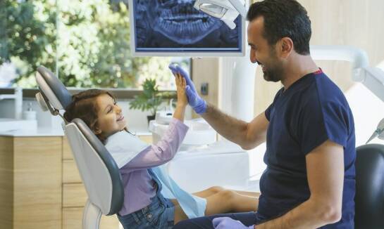 Jak stomatologia dziecięca pomaga w profilaktyce próchnicy?