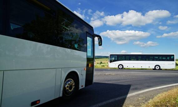 Czym różni się wynajem busa od autokaru pod względem cennika?