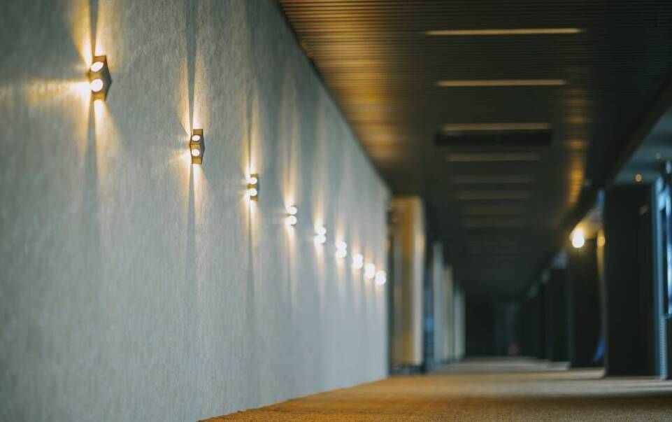 Zalety mobilnych ścianek akustycznych w hotelowych salach konferencyjnych