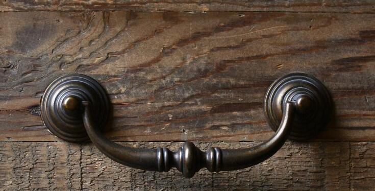 Różnorodność wykończeń uchwytów meblowych dostępnych w hurtowniach