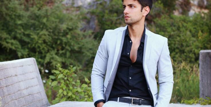 Jakie kroje i fasony dominują wśród niebieskich płaszczy na wiosnę?