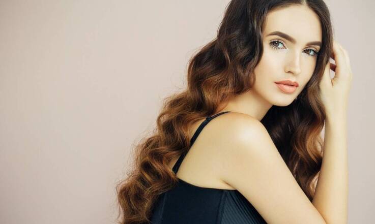 Porady stylisty: Jakie fryzury najlepiej wyglądają z przedłużonymi włosami?