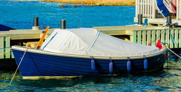 Płaszcz przeciwdeszczowy – niezbędny element garderoby każdego żeglarza