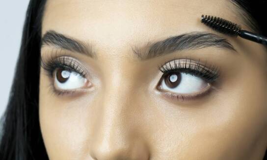 Czy laminacja brwi jest odpowiednia dla każdego typu włosków?