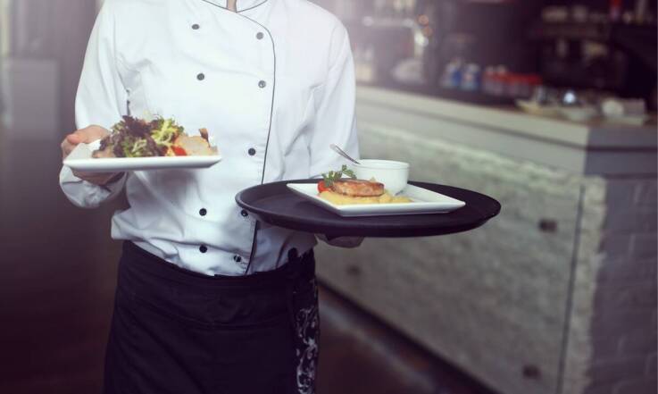 Kluczowe elementy profesjonalnej obsługi kelnerskiej podczas śniadań