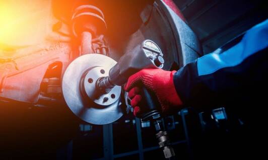 Jak piaskowanie przygotowuje felgi do dalszej obróbki?