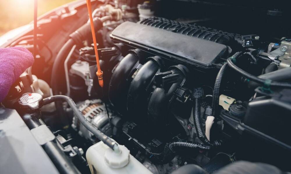 Jak długotrwałe zaniedbanie kontroli poziomu oleju wpływa na stan silnika?