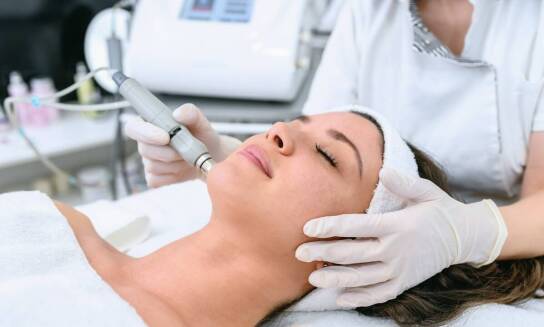 Przebieg zabiegu radiofrekwencji mikroigłowej krok po kroku