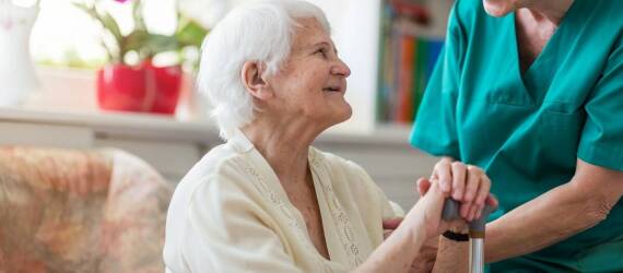 Jak dom opieki wspiera osoby z chorobami przewlekłymi i demencją?