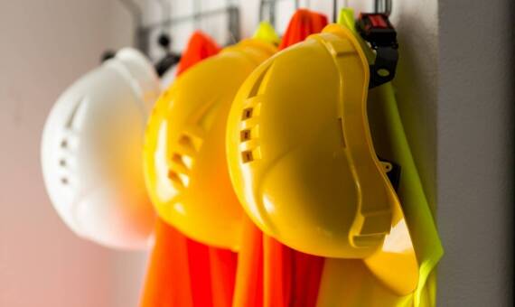 Jakie są różnice między kaskami ochronnymi przeznaczonymi dla różnych branż?