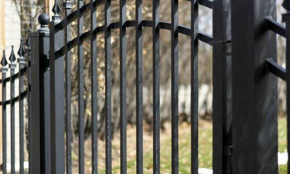Jakie są korzyści z montażu metalowych ogrodzeń dekoracyjnych?