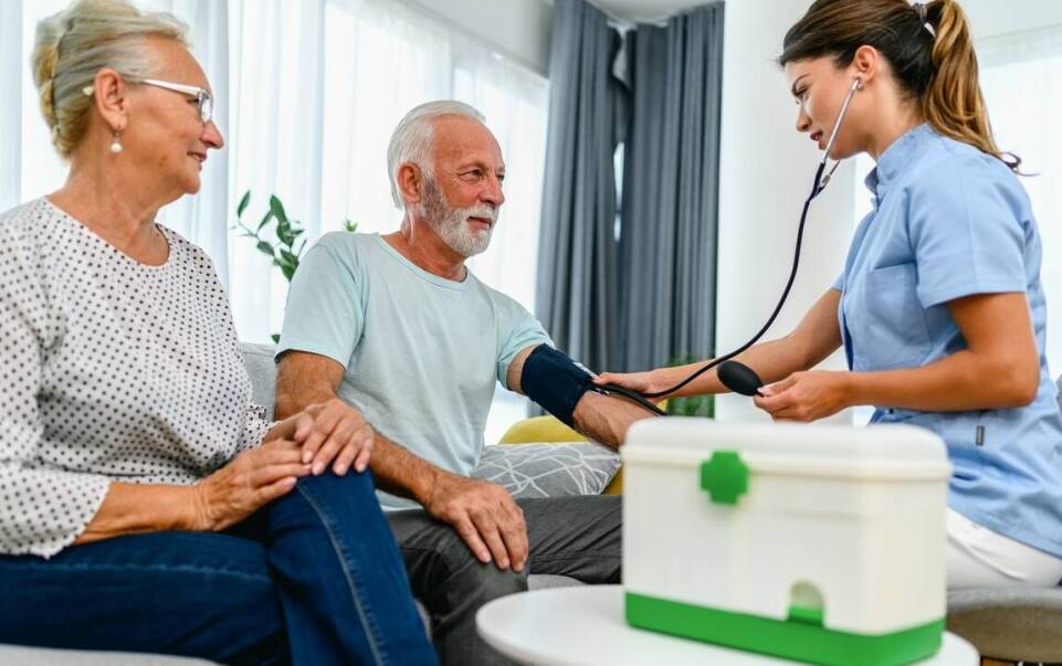 Dlaczego warto wybrać zdrowotny pakiet dla seniorów?