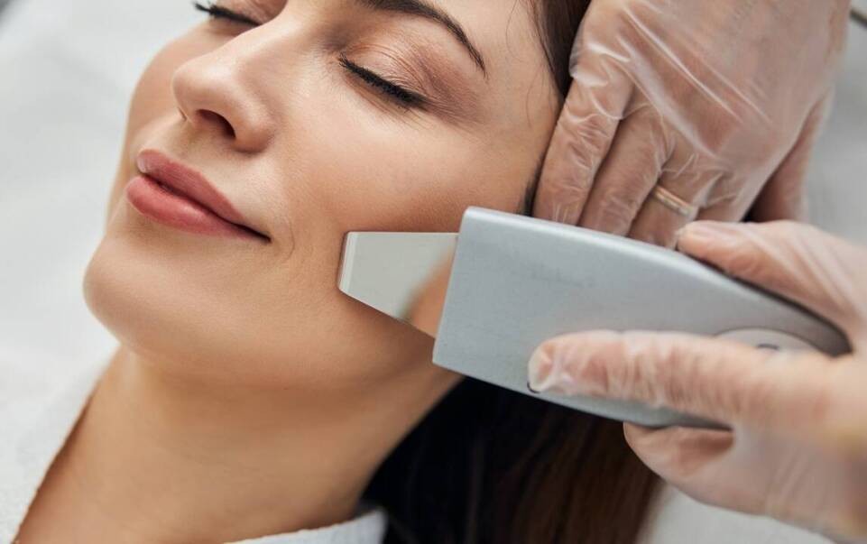 Jak oczyszczanie wodorowe wpływa na wyrównanie kolorytu cery z przebarwieniami?