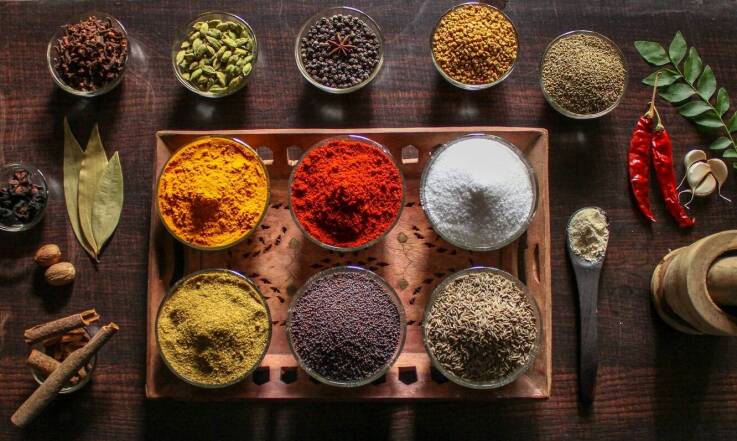 Przyprawy do kuchni domowej – co oferuje sprzedaż hurtowa w Łodzi?