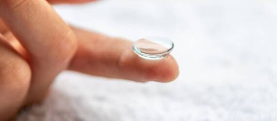 Wybór idealnych soczewek kontaktowych dla osób z astygmatyzmem