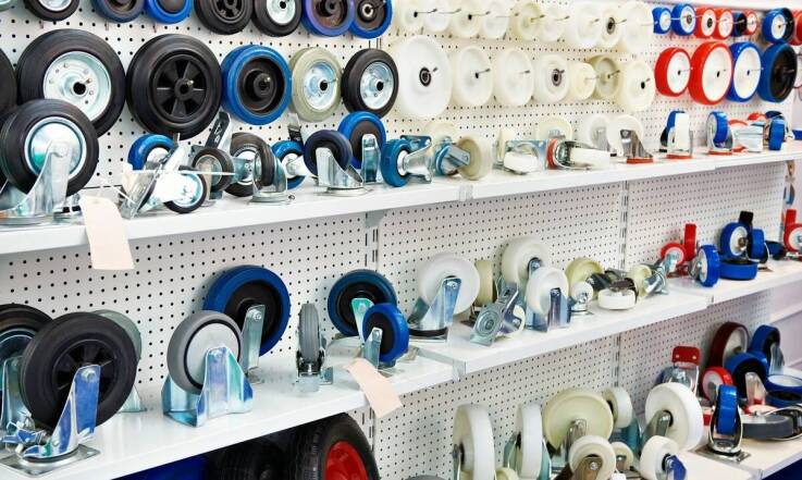 Koła transportowe: jak wpływają na manewrowość wózków magazynowych?