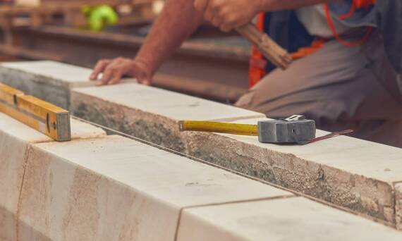 Jakie aspekty są kluczowe przy wyborze firmy do budowy domu?